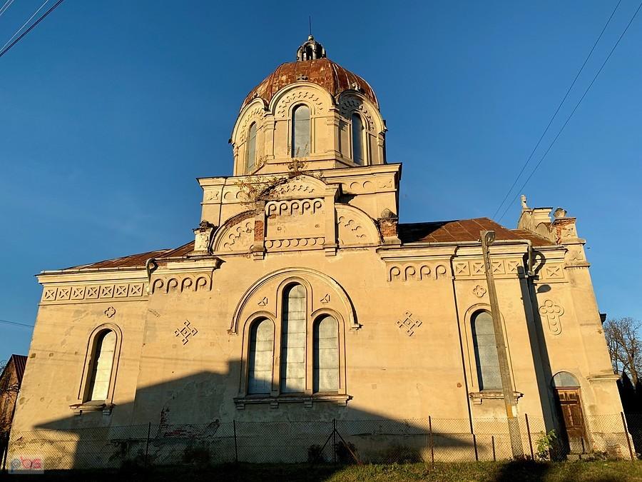 kośćiół barokowy podjazd i jest Krasiczyn