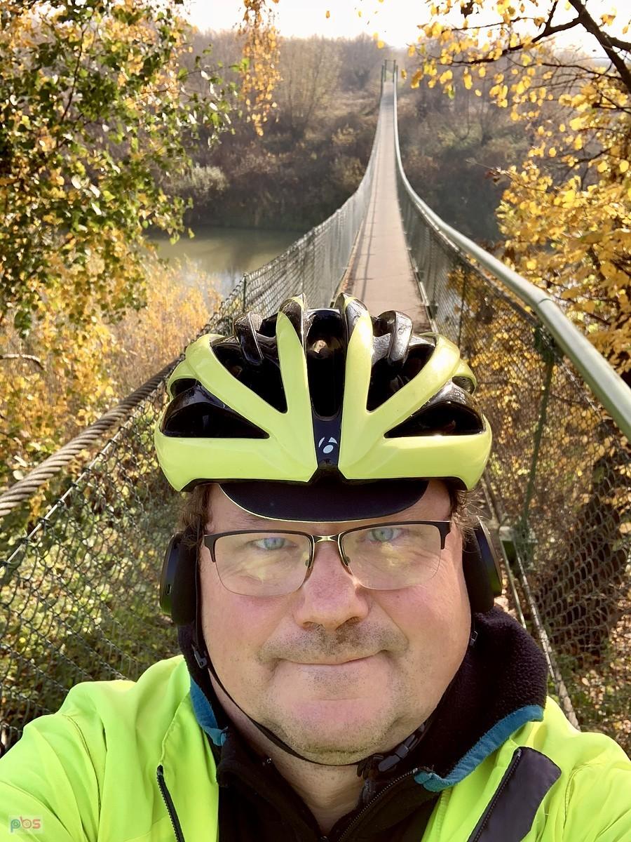 jest i słynny mostek na Sanie