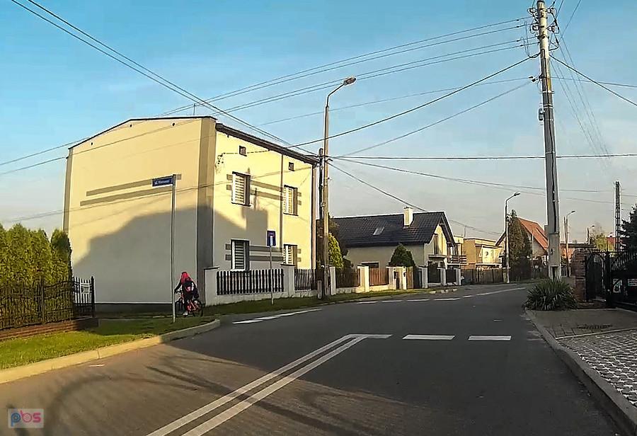 Uciekająca różowa bikerka ;)