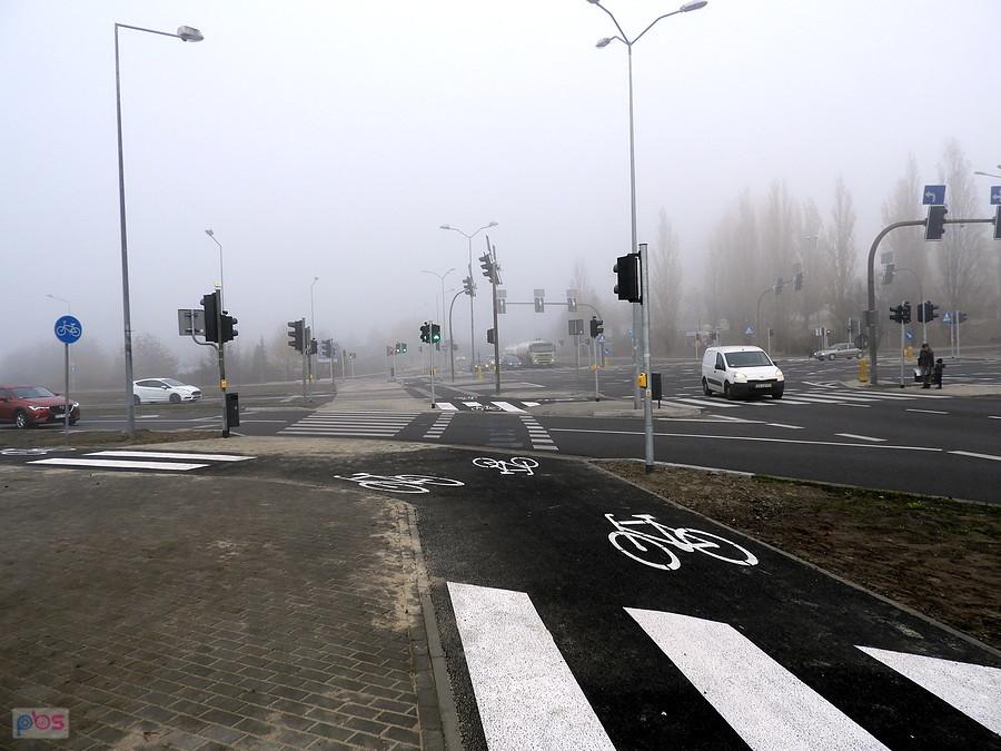 O poranku w bardzo mglisty dzień na krzyżówce przy ulicy 26 Kwietnia.