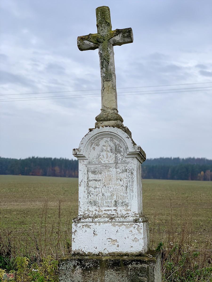 wiele krzyży w polach i lasach