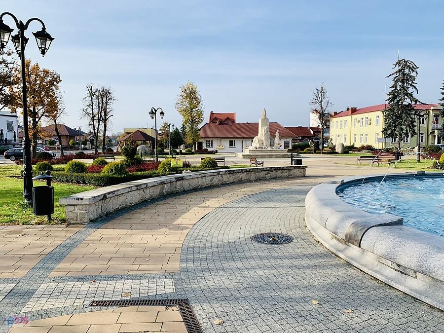 i centrum Józefowa