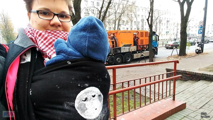 Kobieta z niemowlakiem w nosidełku