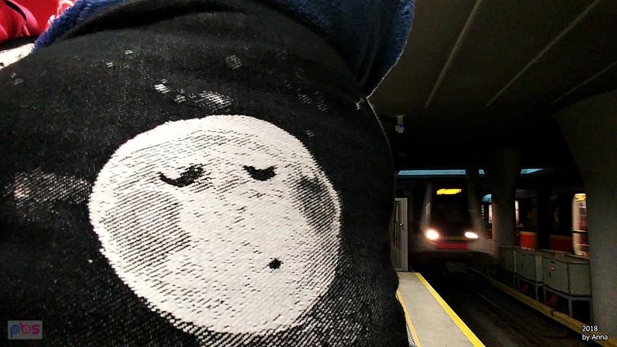 Sweter z księżycem na stacji metra