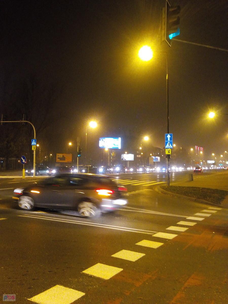 Warszawiacy powariowali dziś na punkcie zakupów. Sznur samochodów do Wola Parku ciągnął się już od Tesco