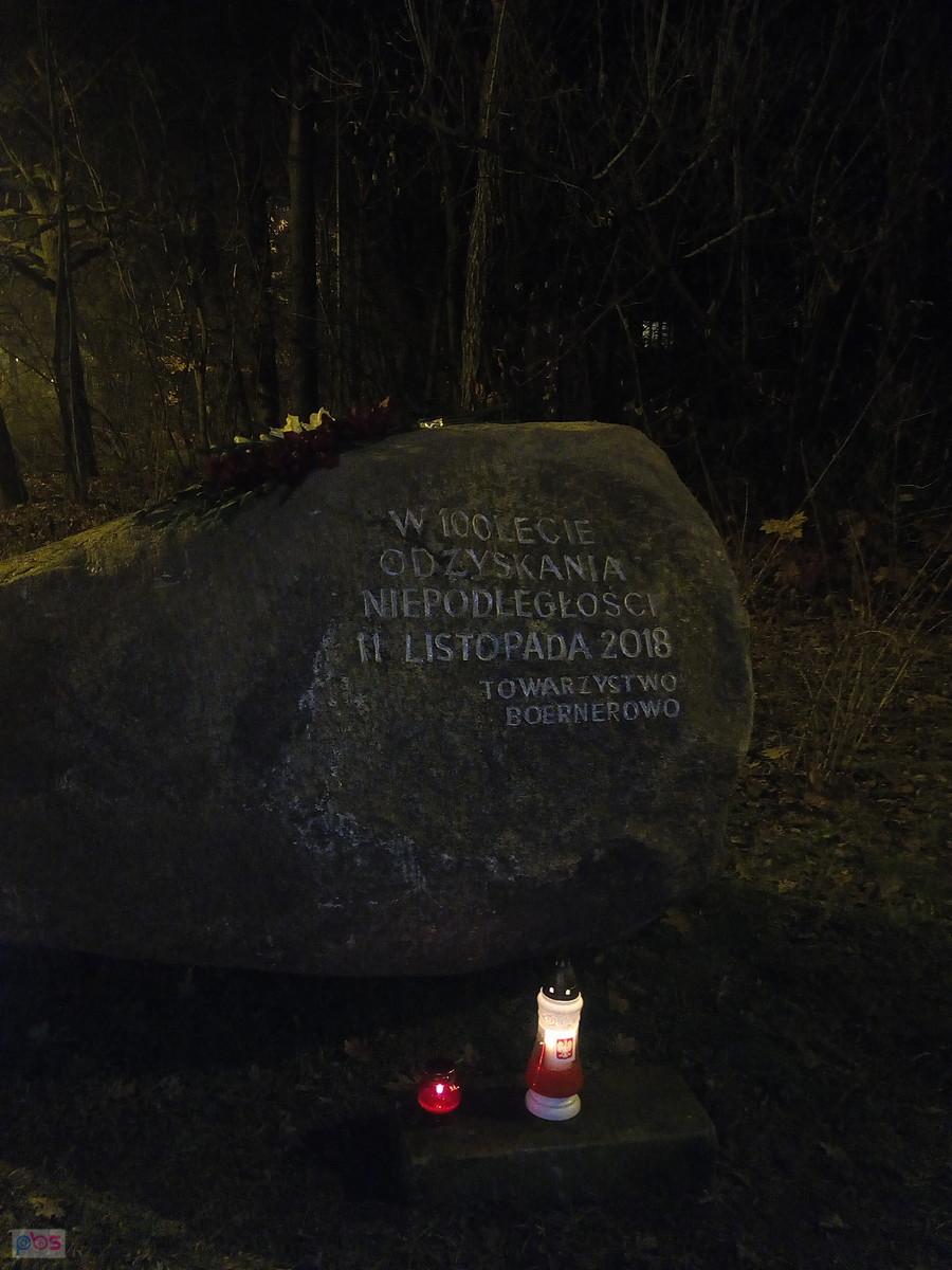 Na Boernerowie najpierw pojawił się głaz, a dziś wyryto na nim pamiątkowy napis