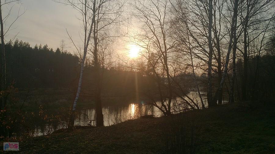 Rzeka i zachodzące Słońce