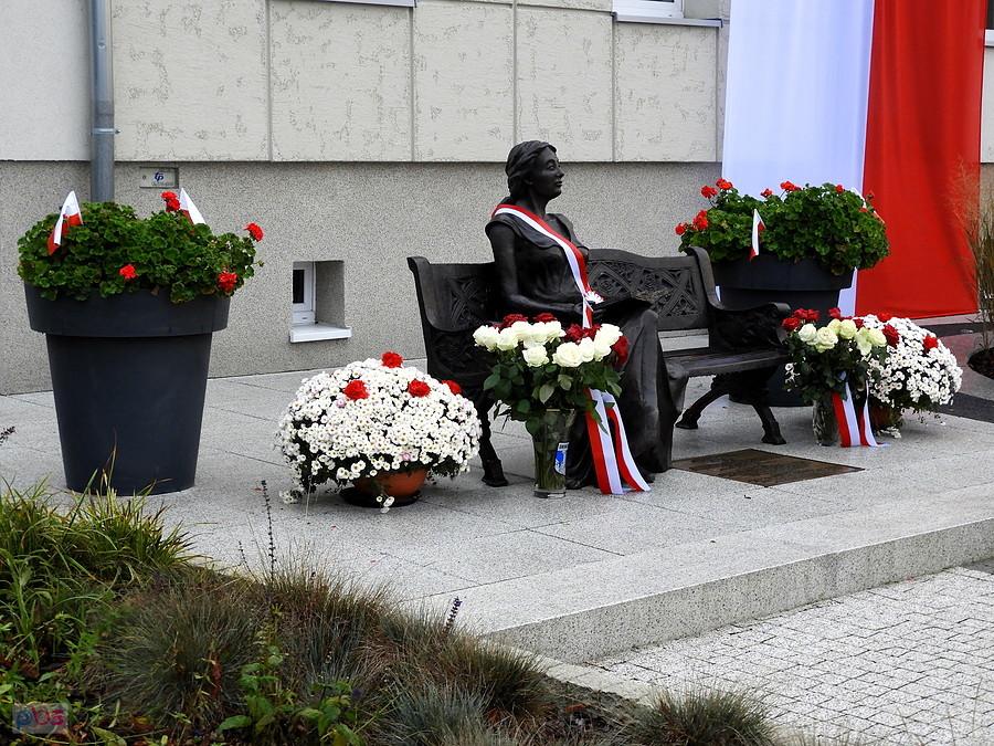 Centrum miejscowości Dobra i pomnik Elisabeth von Arnim świątecznie.