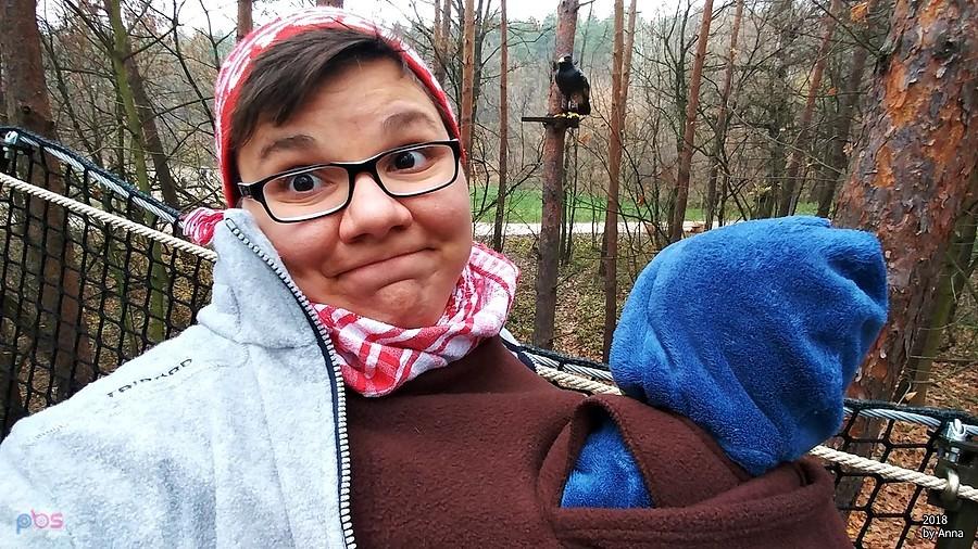 Selfie z dzieckiem w nosidełku podczas spaceru w lesie