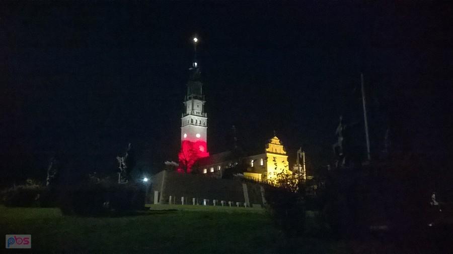 Klasztor Jasnogórski w barwach narodowych