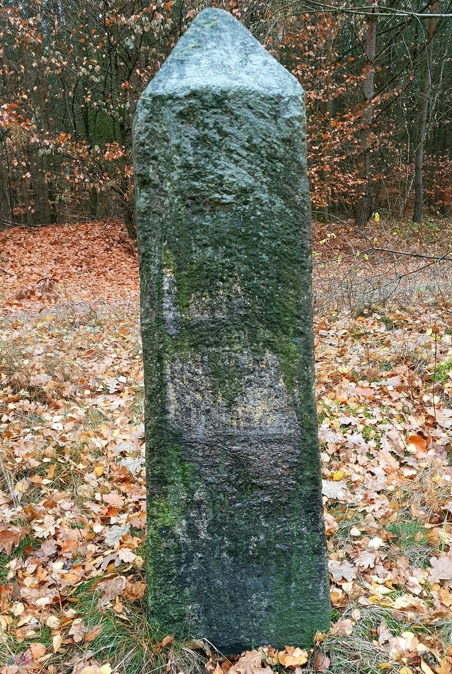 Kamienny drogowskaz w okolicy Bącznika