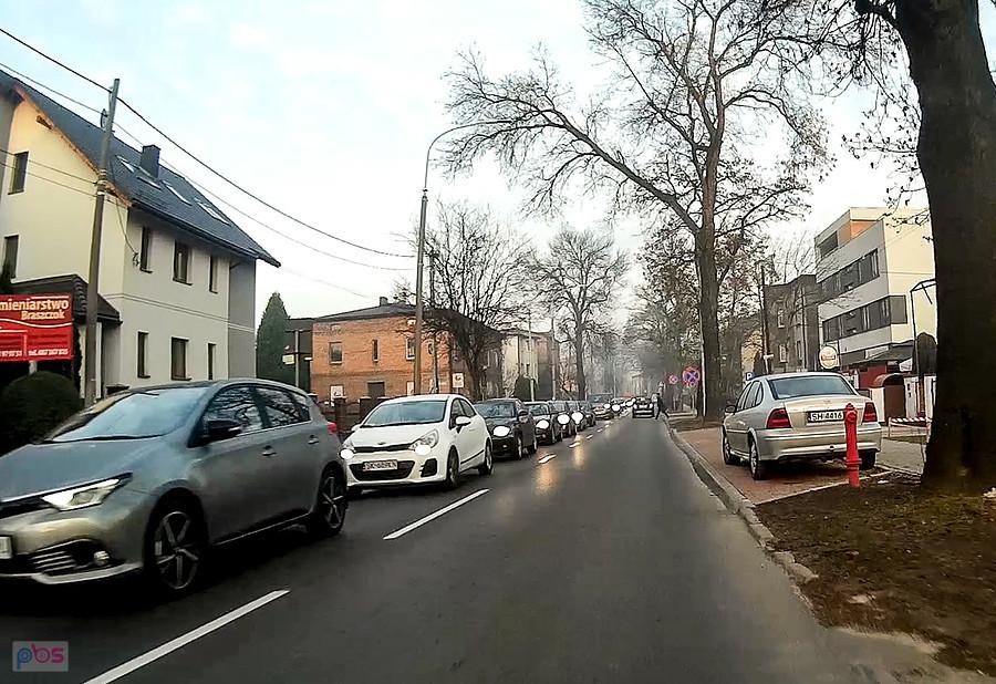 Za czym ta kolejna stoi?
