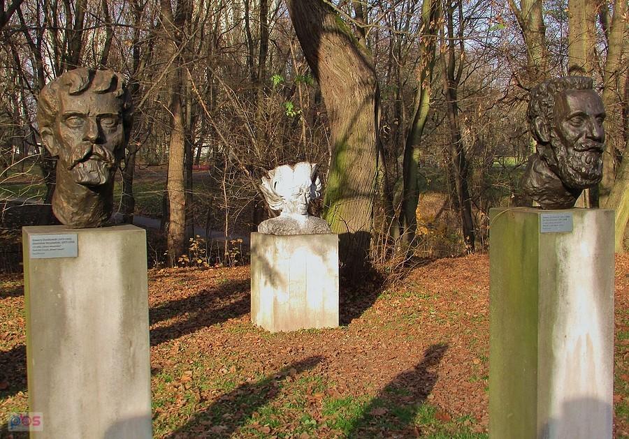 Król Jagiełło w wersji NYC w otoczeniu Wyspiańskiego i Kochanowskiego
