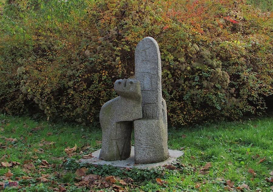 Mojżesz wnikliwie lustruje zwiedzających Park Królikarni