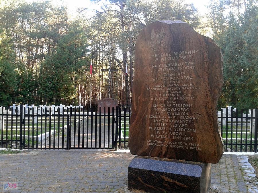 Obelisk przy bramie cmentarza