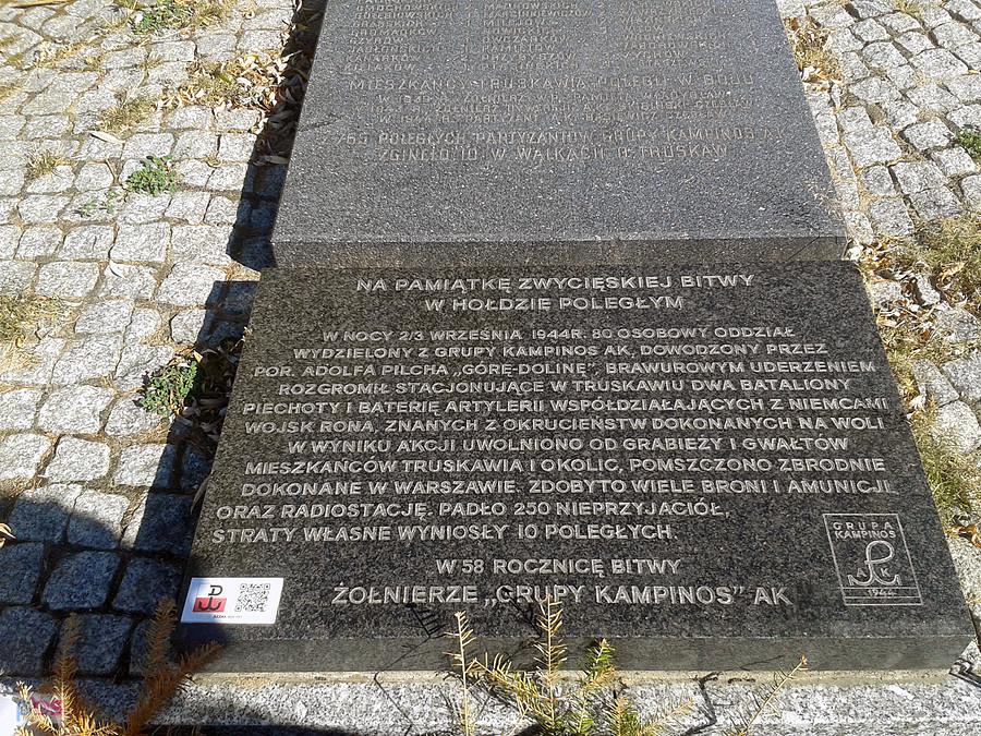 Tablica przy pomniku