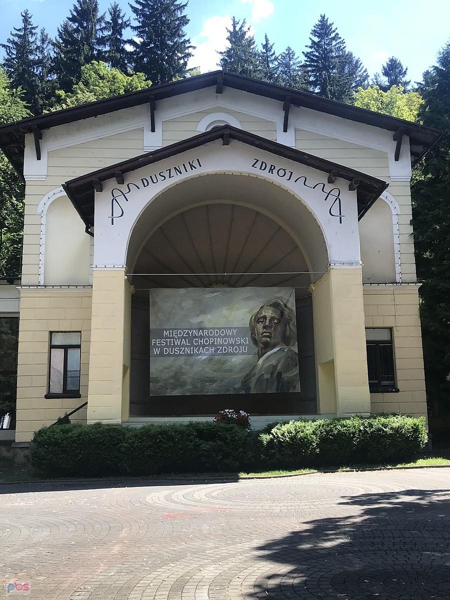 w parku gra muzyka