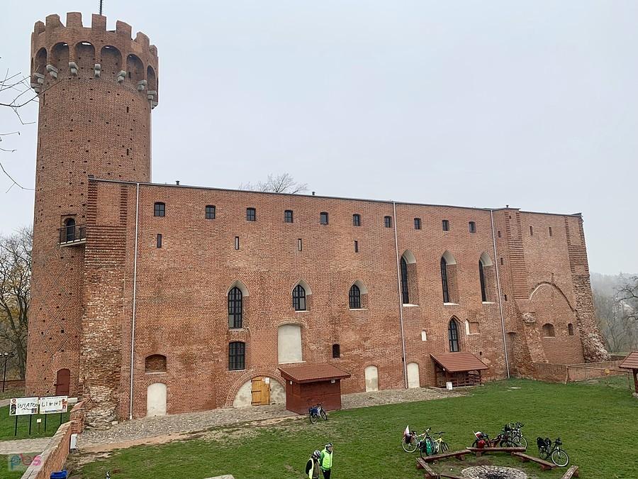 zAMEK W ŚWIECIU