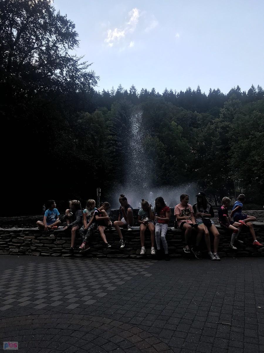 wieczorowo pod fontanną