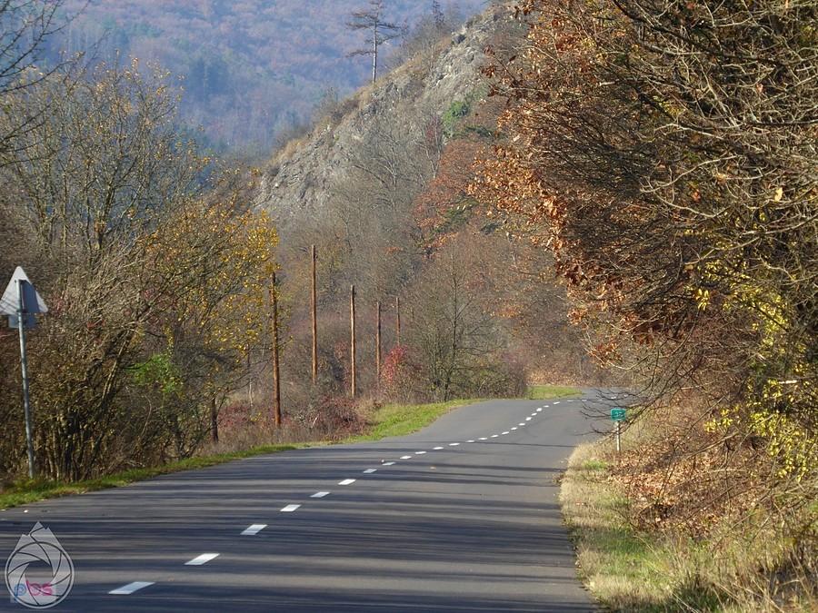górki wapienne nad drogami w stronę parku