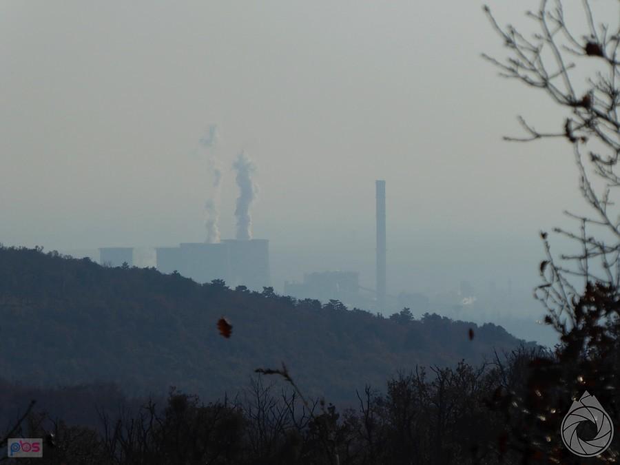 z daleka widać przedmieścia Egeru