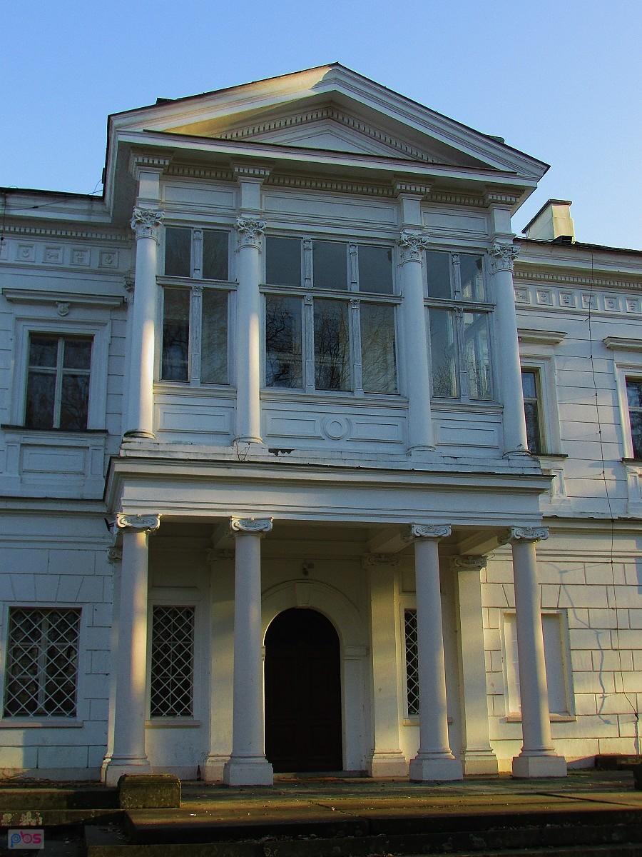 Wejscie od strony parku