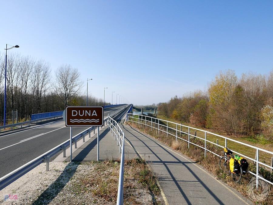 velostrada wzdłuż autostrady przez Dunaj