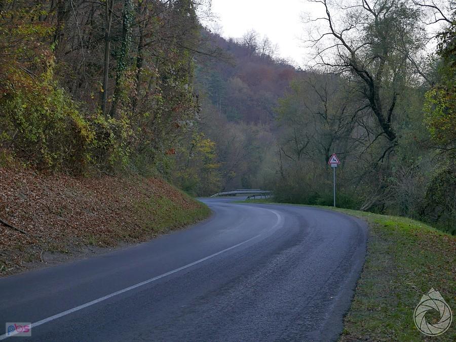 powolny podjazd w górę fajnej dolinki do Komló