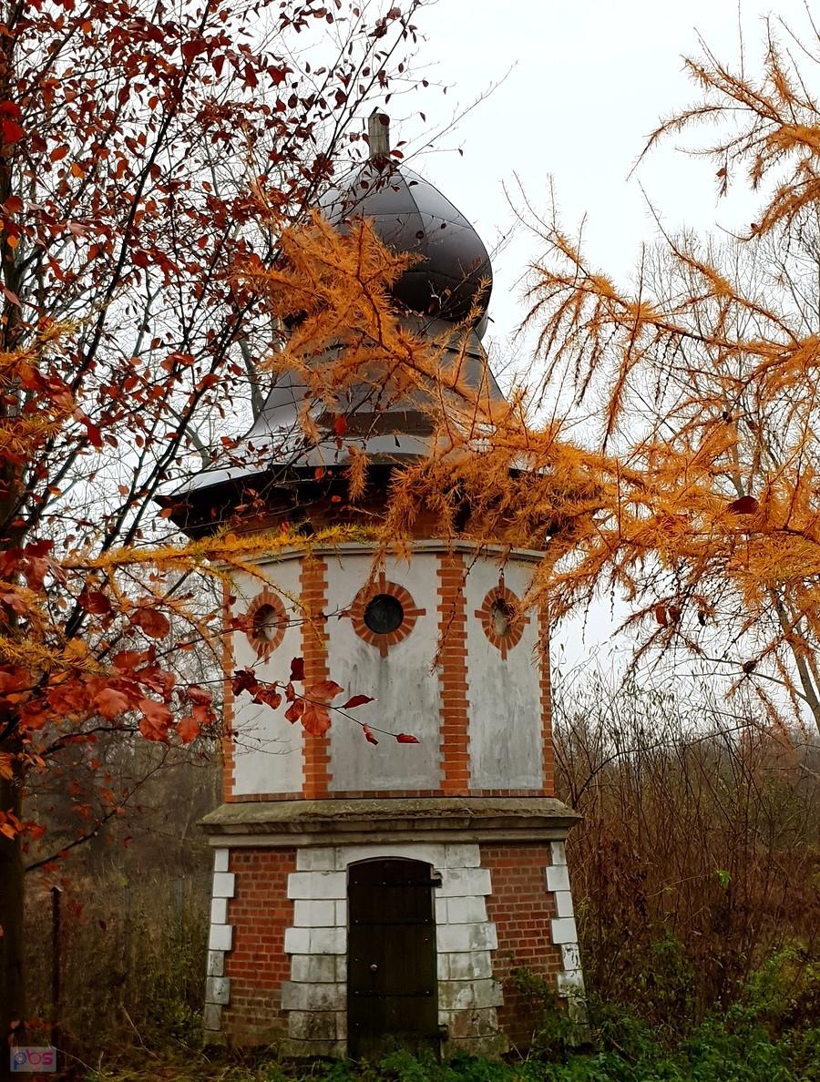 MAŁKOCIN (niem.Mulkenthin) Zabytkowy murowany gołębnik z 1854 r. w formie wieży.