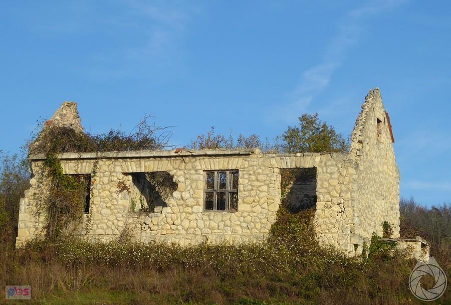 porzucone iogołocone domy to zywczajowy widok w wioskach prawie całej Chorwacji