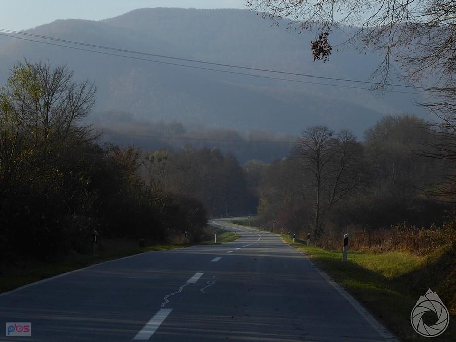 wijąca się droga dokolejnej wioski
