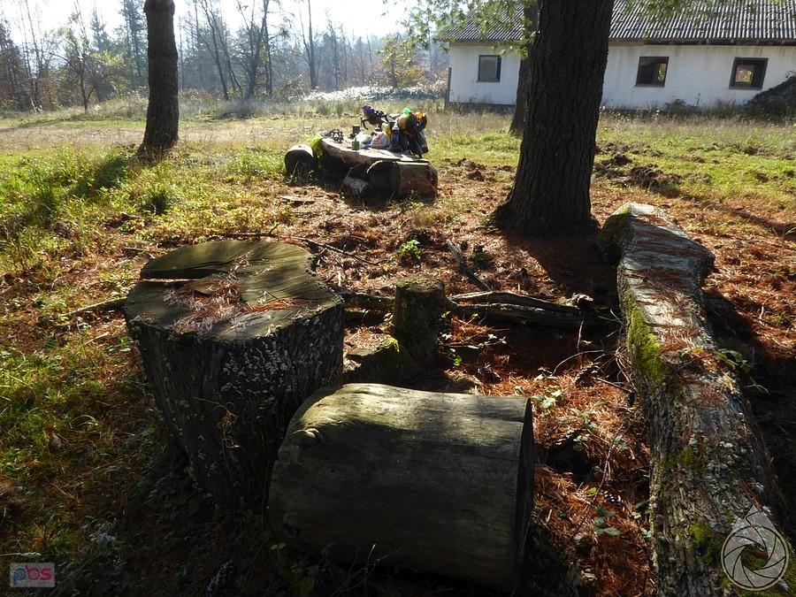 ławeczki przy budynkach, najaprawdopodobniej jakiegoś leśnictwa, które ledwo pamiętająlepsze czasy