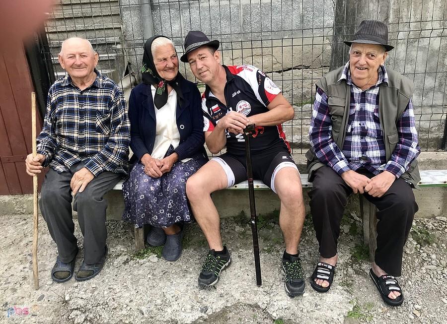grupa prawie miejscowych