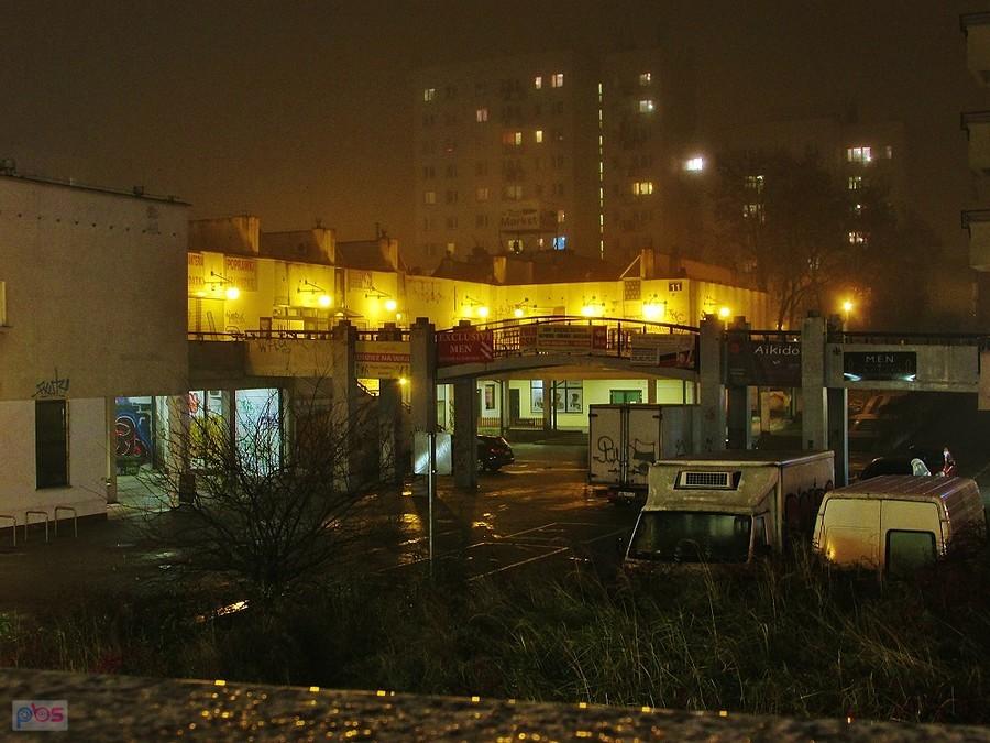 Pawilony handlowe przy wejsciu do stacji Metro Ursynów