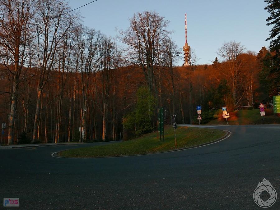 zakręt przy rozdrożu, tutaj tylko w górę,w dół jest pod prąd