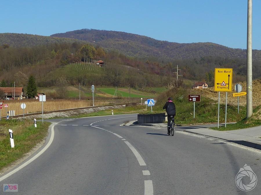 lokalny biker mknie z wiatrem na północ