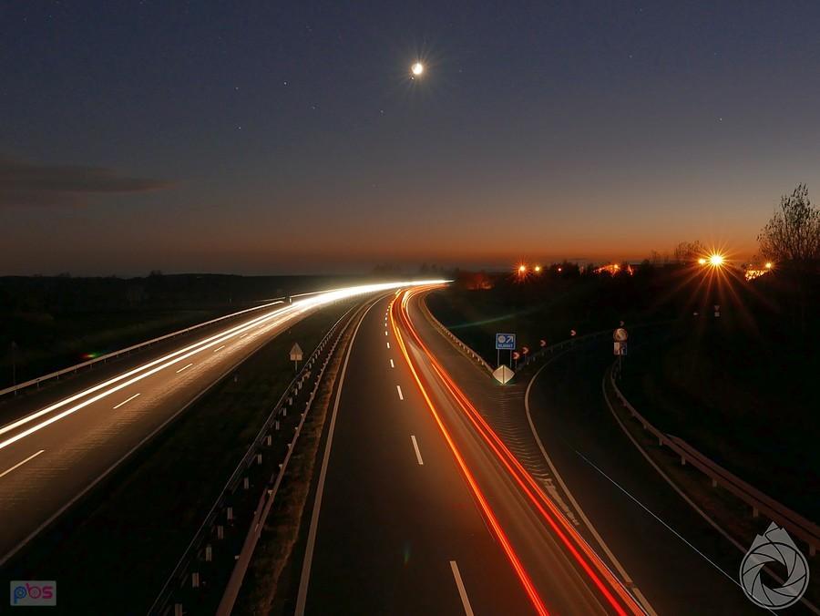 znów przekraczam autostradę, tym razem M7