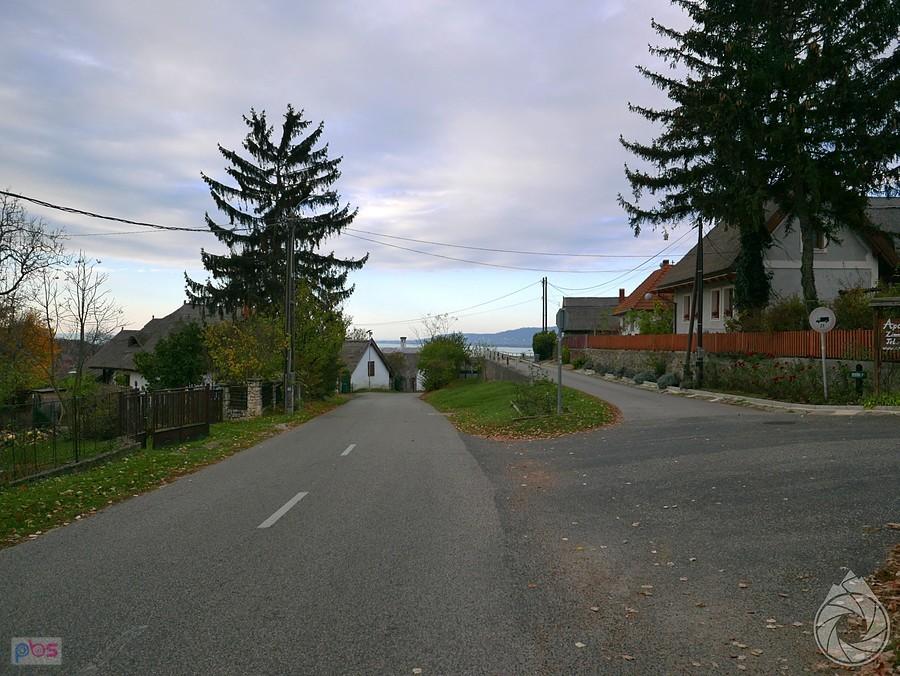 Szigliget to fajna wioseczka - pół dachów ze słomy