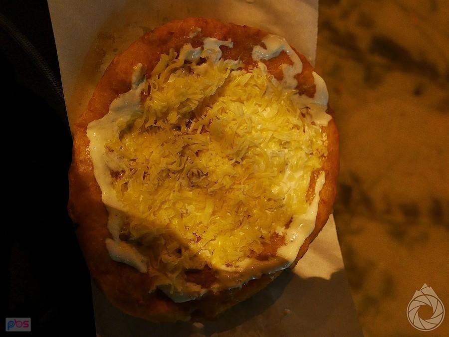 langos sajtos z położem śmietanowym