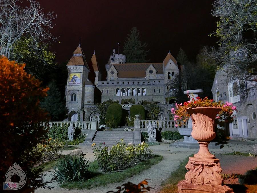 tajemniczy dwór nocą