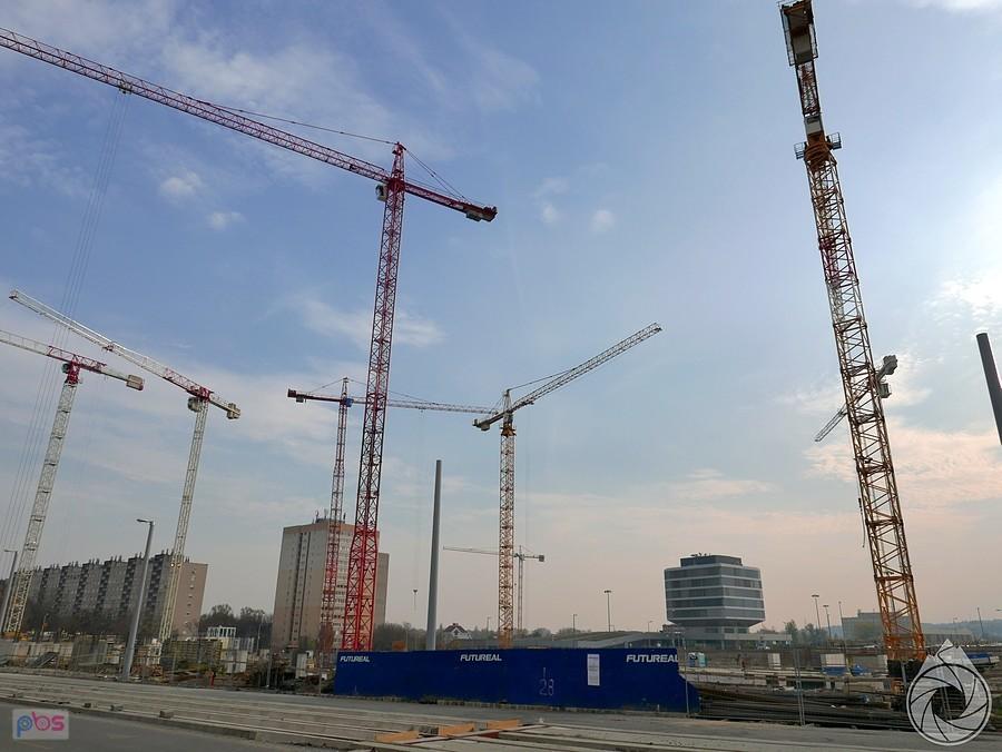 miasto ciągle rozbudowywuje się z wielkim rozmachem
