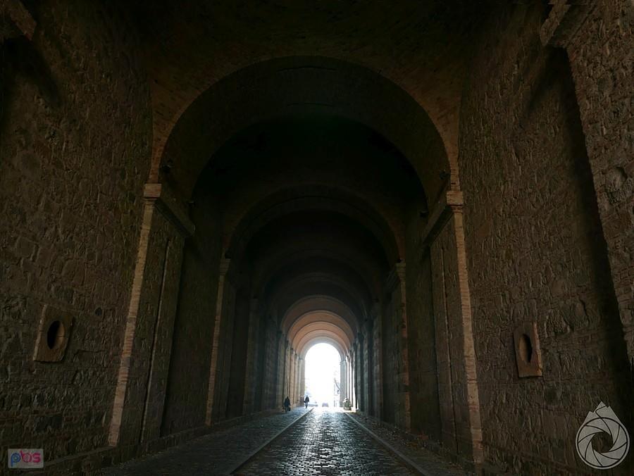 jednkokierunkowy tunel pod bazyliką