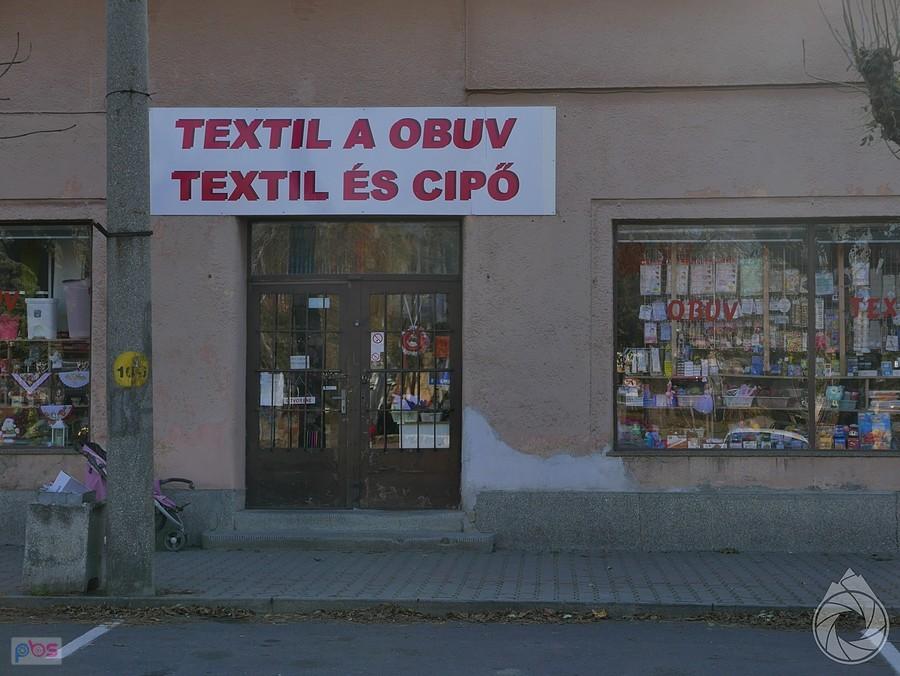 dwujęzyczne witryny przypominają o bliskości granicy
