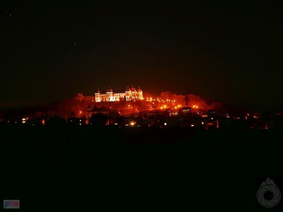 Haličský zámok skąpany w światłach