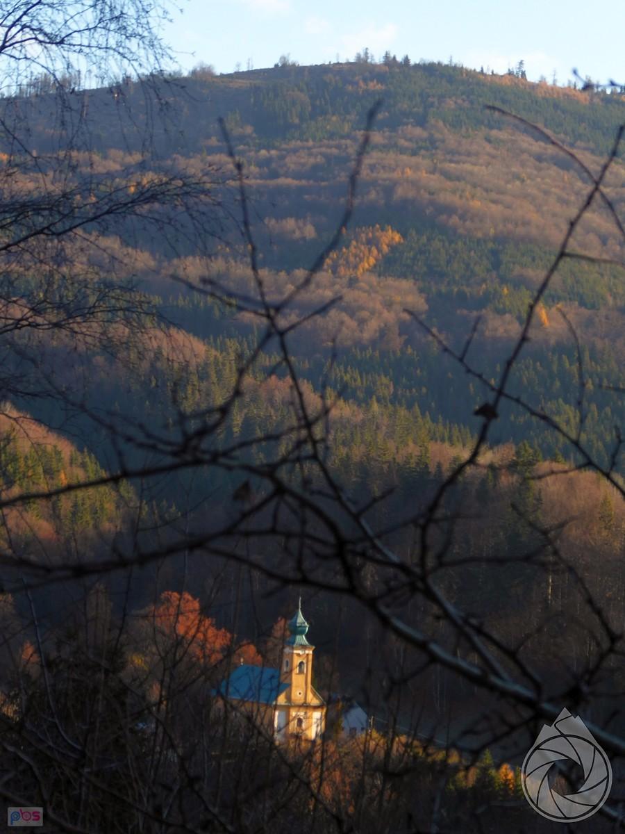 gdzieś tamw dole skąpana w słońcu Muranska Huta