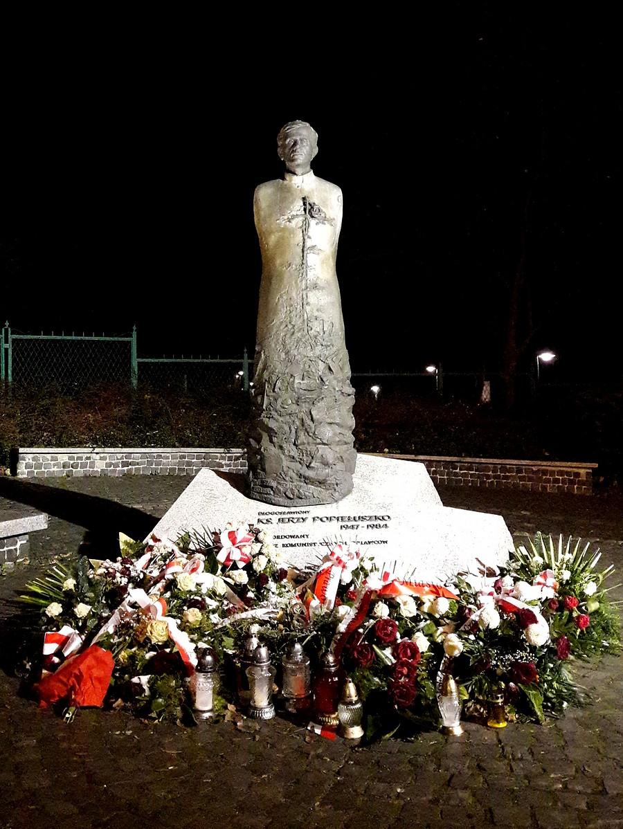 Pomnik księdza Jerzego Popieuszki przed wejściem do Parku 3 maja.