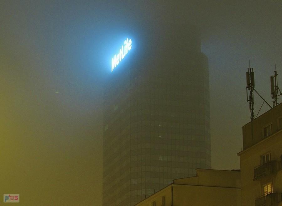 Błękitny Wieżowiec we mgle