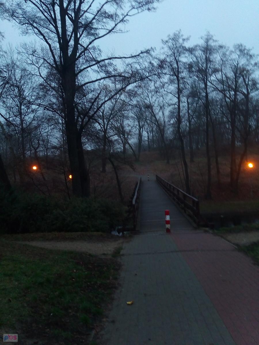 W parku na Forcie świeciły jeszcze latarnie