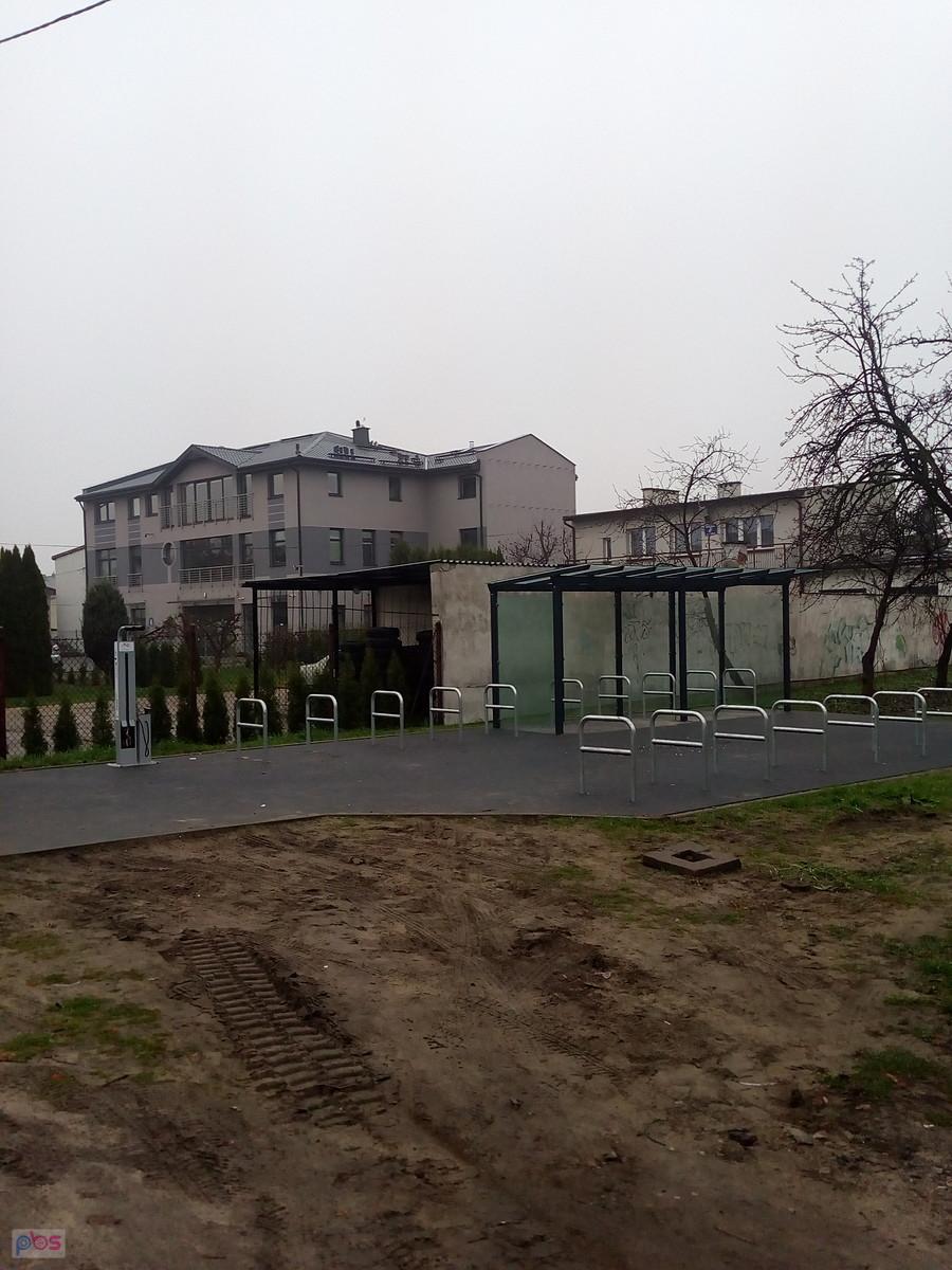 Obok stojaki dla rowerów i wiata. Można dojechać rowerem do autobusu