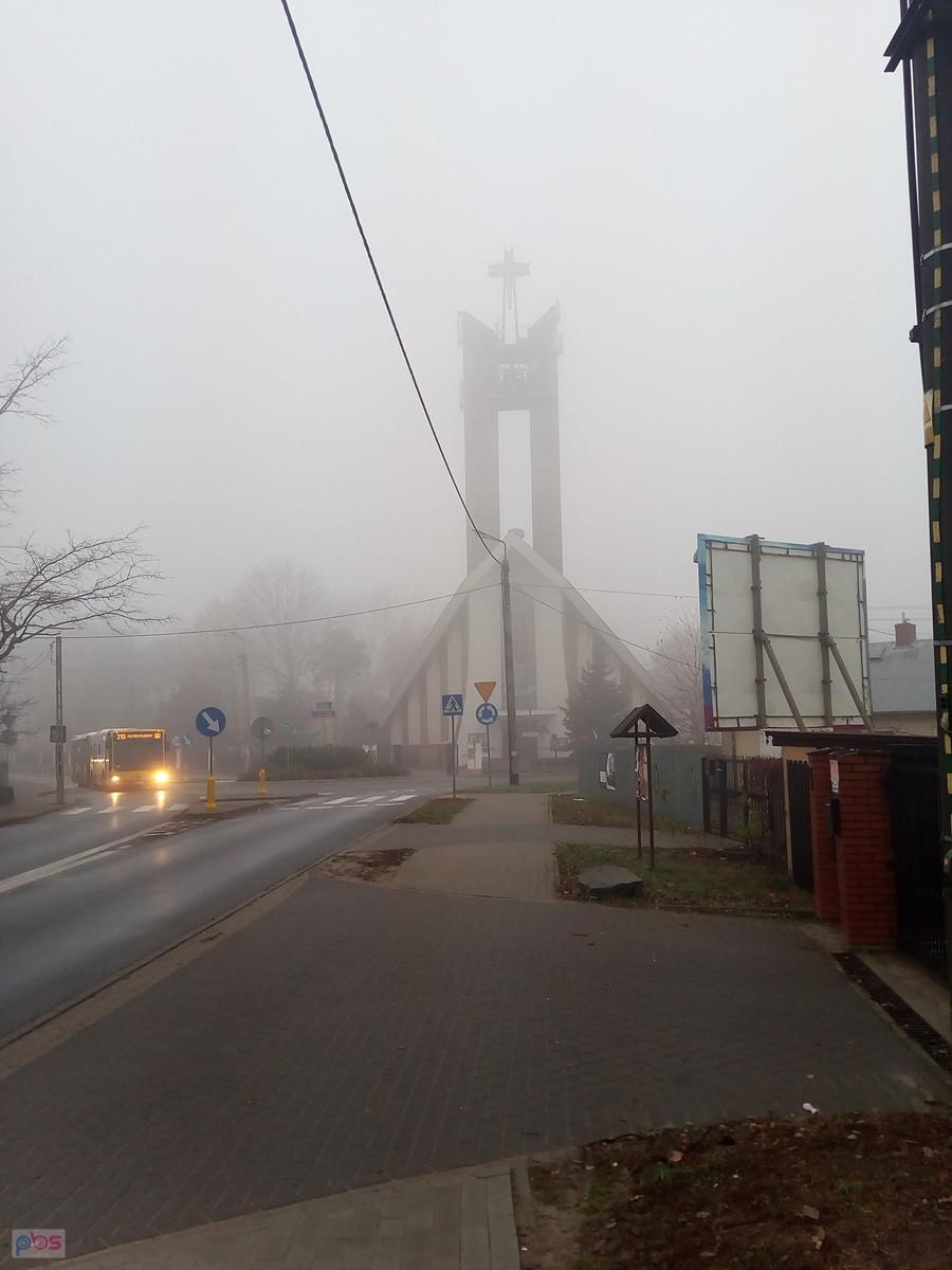 Kościół w Laskach spowity mgłą